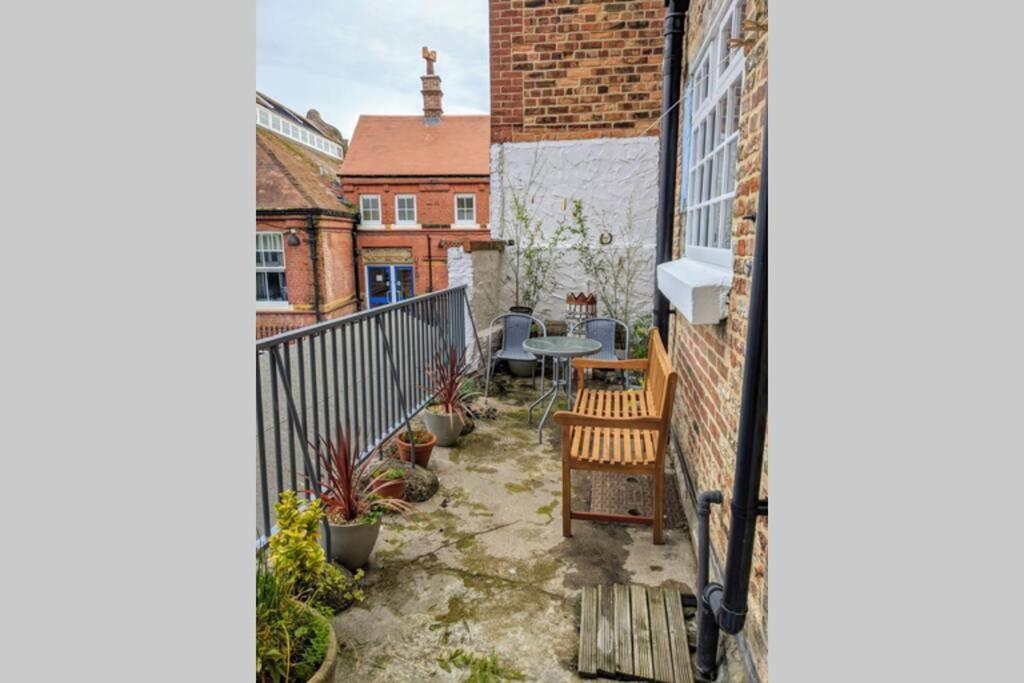200 Year Old Large Townhouse With Sea Views Vila Scarborough Exterior foto